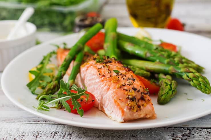 grilled salmon with asparagus sebagai resep masakan untuk penderita kolesterol dan darah tinggi yang lezat