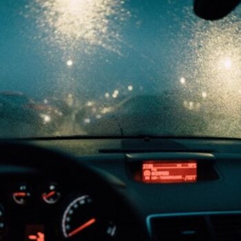 tips nyetir mobil di malam hari agar tetap aman