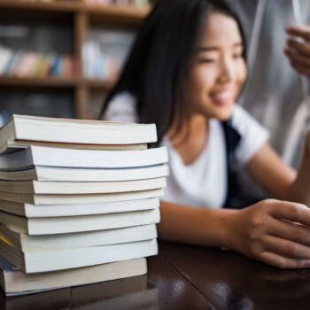 Terbitkan buku ajar, monograf, dan buku referensi di Penerbit Amerta Media