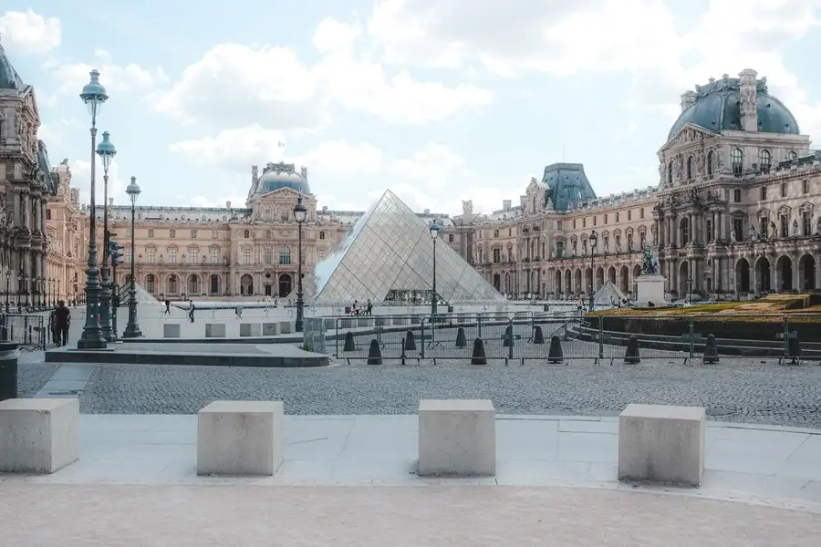 Lokasi Berbelanja High Fashion di Paris salah satunya Place Vendome