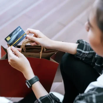 Plus Minus Kartu Kredit untuk Generasi Muda