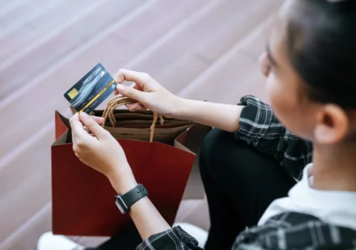 Plus Minus Kartu Kredit untuk Generasi Muda